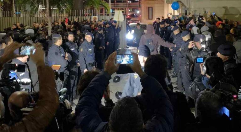 Los Mozos dicen «basta a la politización» y Torra envía a los BRIMO desalojar a los Mozos