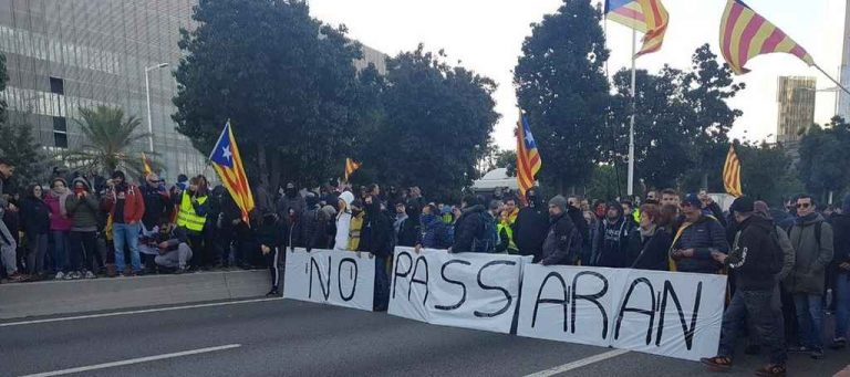 Comandos CDR cortan la Ronda Litoral (Barcelona) y primera carga de los Mozos