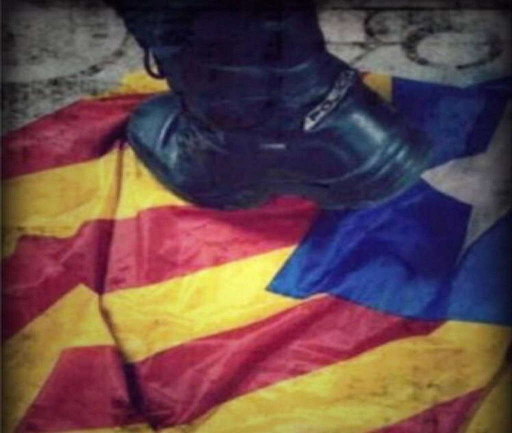 FOTOGRAFÍA. CATALUÑA (ESPAÑA), 21.12.2018. Vista de una Estrellada cae y es pisoteada por los antidisturbios de los Mozos de Escuadra durante la carga policial. Ñ Pueblo_