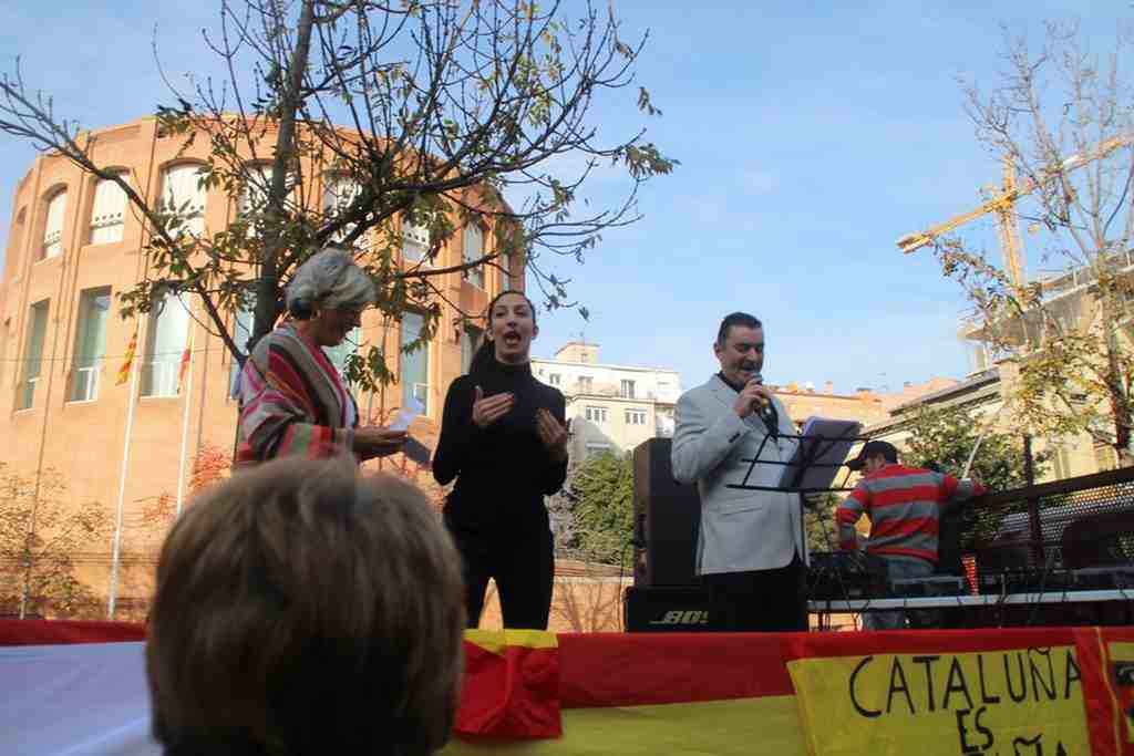 FOTOGRAFÍA. GERONA (ESPAÑA), 06.12.2018. Manifestantes catalanes hoy en Plaza de la Constitución de Gerona durante la fiesta del 6D. Ñ Pueblo (2)
