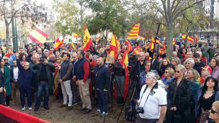 Miles de personas festejan el «Día de la Constitución» en Gerona con banderas de España