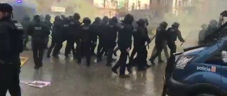 Espectacular regalo de Navidad de los Mozos a los catalanes en Gerona