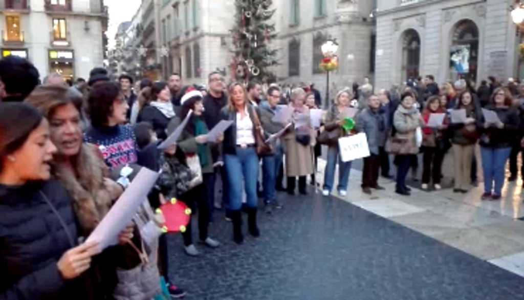 FOTOGRAFÍA. PLAZA SAN JAIME DE BARCELONA (ESPAÑA), 23.12.2018. Un grupo familias barcelonesas critican la burla de la ultraizquierda a cristiandad. (Ñ Pueblo)_