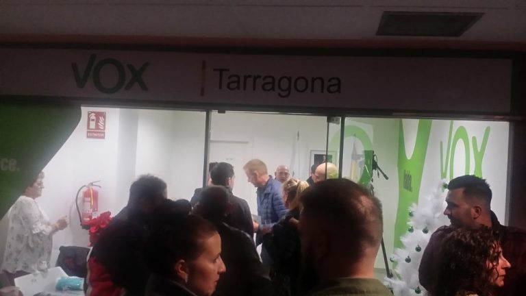 Tarragona acoge expectante la inauguración de la primera sede de VOX en Cataluña