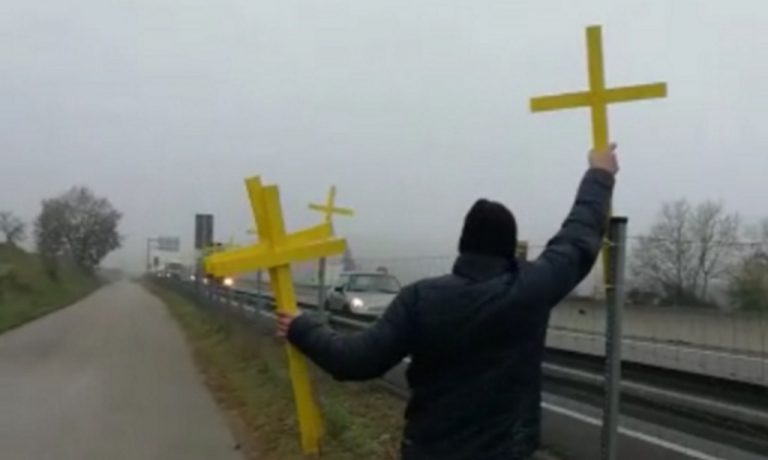 La resistencia quita las cruces independentistas en 8 km de la carretera de Vic (Barcelona)