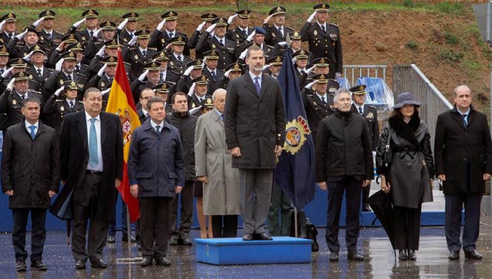 GUADALAJARA (ESPAÑA), 13.12.2018. El rey Felipe VI, el ministro del Interior Fernando Grande Marlaska (3d) y el presidente de Castilla La Mancha Emiliano García Page (3i). Efe