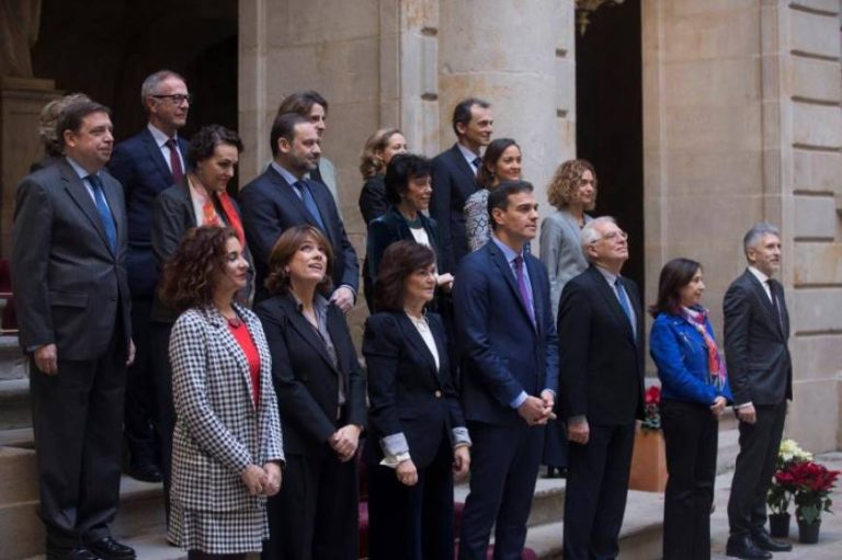 Foto de familia del Consejo Ministros en La Lonja de Mar de Barcelona (Cataluña)