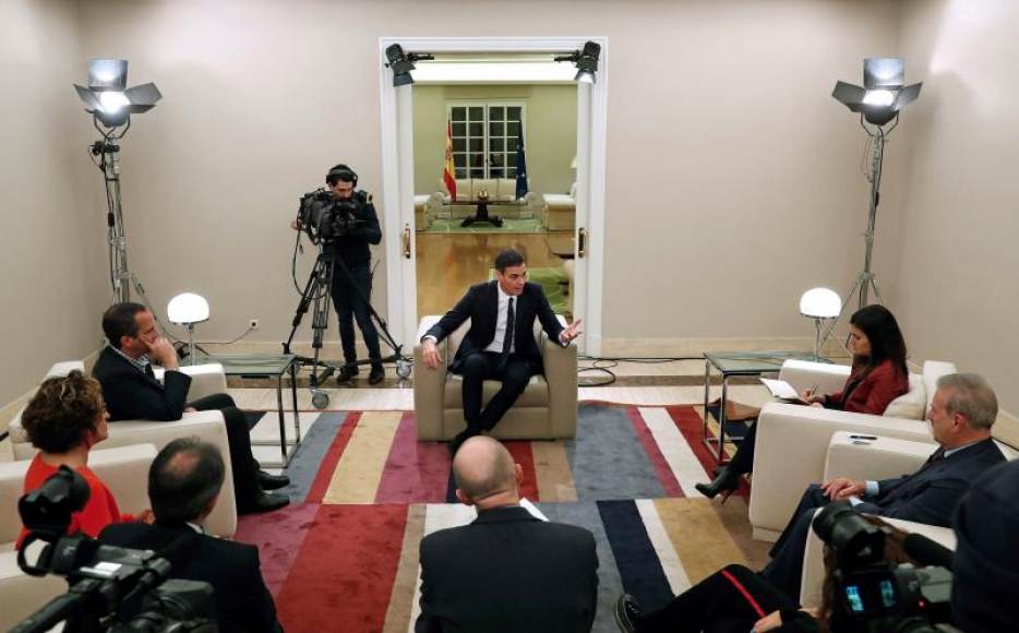 MADRID (ESPAÑA), 04.12.2018. El presidente del Gobierno, Pedro Sánchez (c), durante la entrevista con varias televisiones, entre ellas EFETV, con motivo del 40 aniversario de la Constitución. Efe