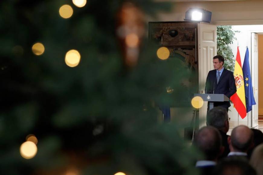 MADRID (ESPAÑA), 05.12.2018. El presidente del Gobierno, Pedro Sánchez, habla a un grupo de jóvenes de toda España. Efe.