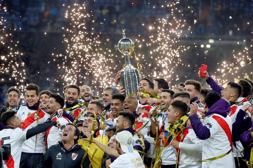 MADRID (ESPAÑA), 09.12.2018. Los jugadores de River Plate con la copa tras vencer a Boca Juniors en el partido de vuelta de la final de la Copa Libertadores. Efe