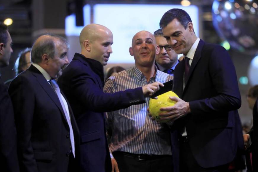 MADRID (ESPAÑA), 15.12.2018. El presidente del Gobierno, Pedro Sánchez (d), se fotografía con asistentes al acto con motivo del 80 aniversario de la ONCE hoy en Ifema. Efe