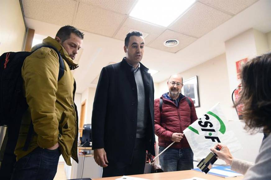 MADRID (ESPAÑA), 19.12.2018. El sindicato CSIF, acompañado de una delegación de los Mossos d'Esquadra, Juanjo Torrente (i), y Juanjo Navarro, traslada al Defensor del Pueblo una queja. Efe