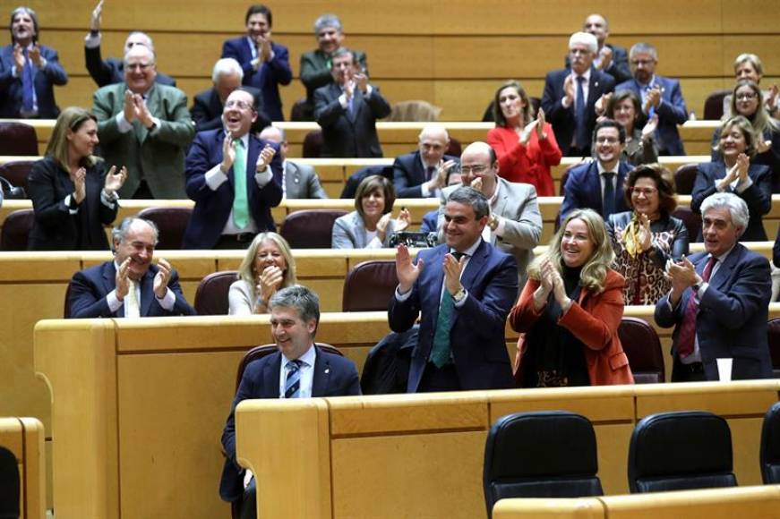 MADRID (ESPAÑA), 27.12.2018. El senador del PP Ignacio Cosidó (i) es aplaudido por sus compañeros de partido tras su intervención en el pleno del Senado que debatió. Efe