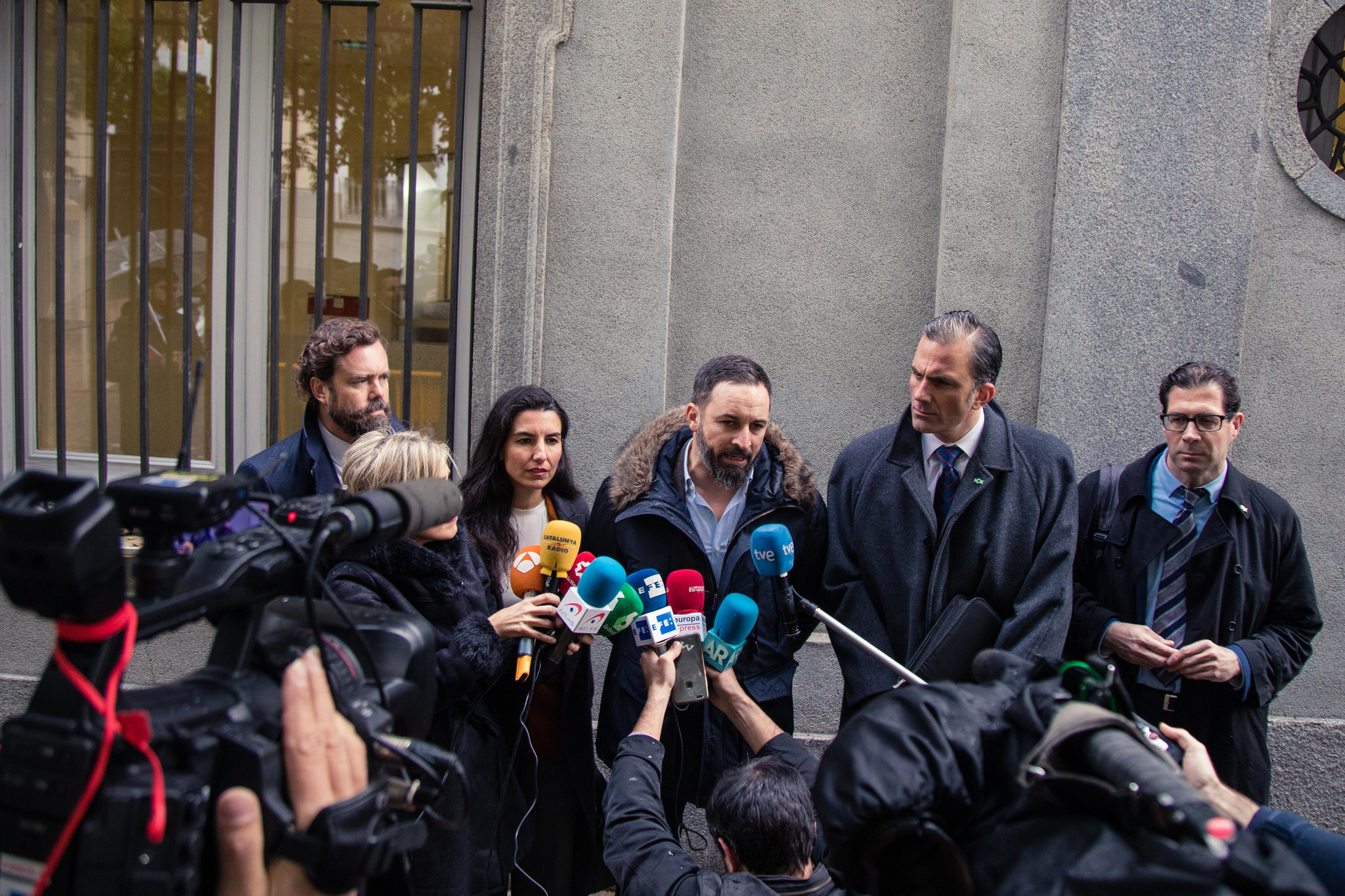 MADRID (ESPAÑA). El presidente de VOX, Sántiago Abascal (c) junto a la cúpula de su partido. Rueda de Prensa de VOX en el Tribunal Supremo 05.11.2018. Rueda de Prensa de VOX en el Tribunal Supremo para presentar el escrito de acusación contra los golpistas. Ñ Pueblo