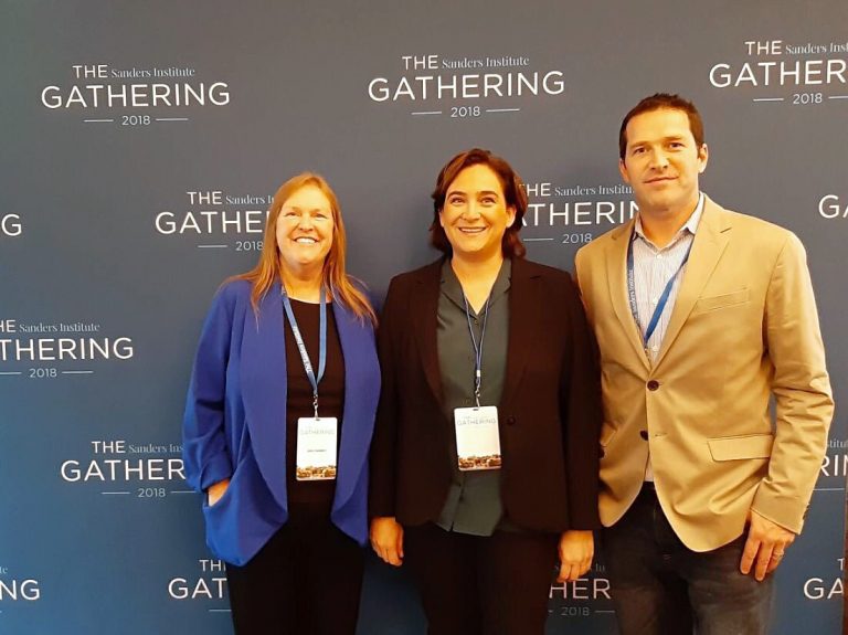 Colau quiere gobernar el mundo y tacha de «ultraderecha violenta» a Bolsonaro y Trump