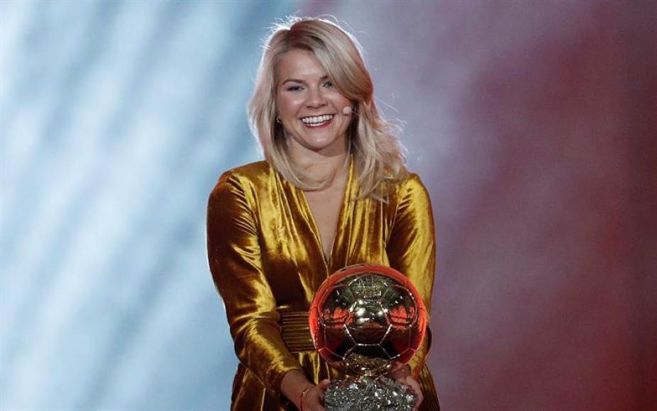 PARÍS (FRANCIA), 03.12.2018. Ada Hegerberg del Olympique Lyonnais sostiene su trofeo Balón de oro, en la ceremonia de entrega.. Efe.