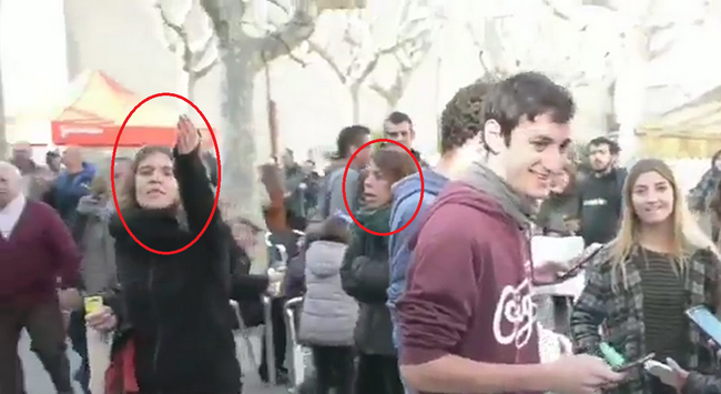 PREMIÁ DE MAR (ESPAÑA), Vista de la tropa racista que increpa a una mujer por ser española y pasear por las calles de Cataluña, las de Premiá de Mar (Maresme). Ñ Pueblo (1)