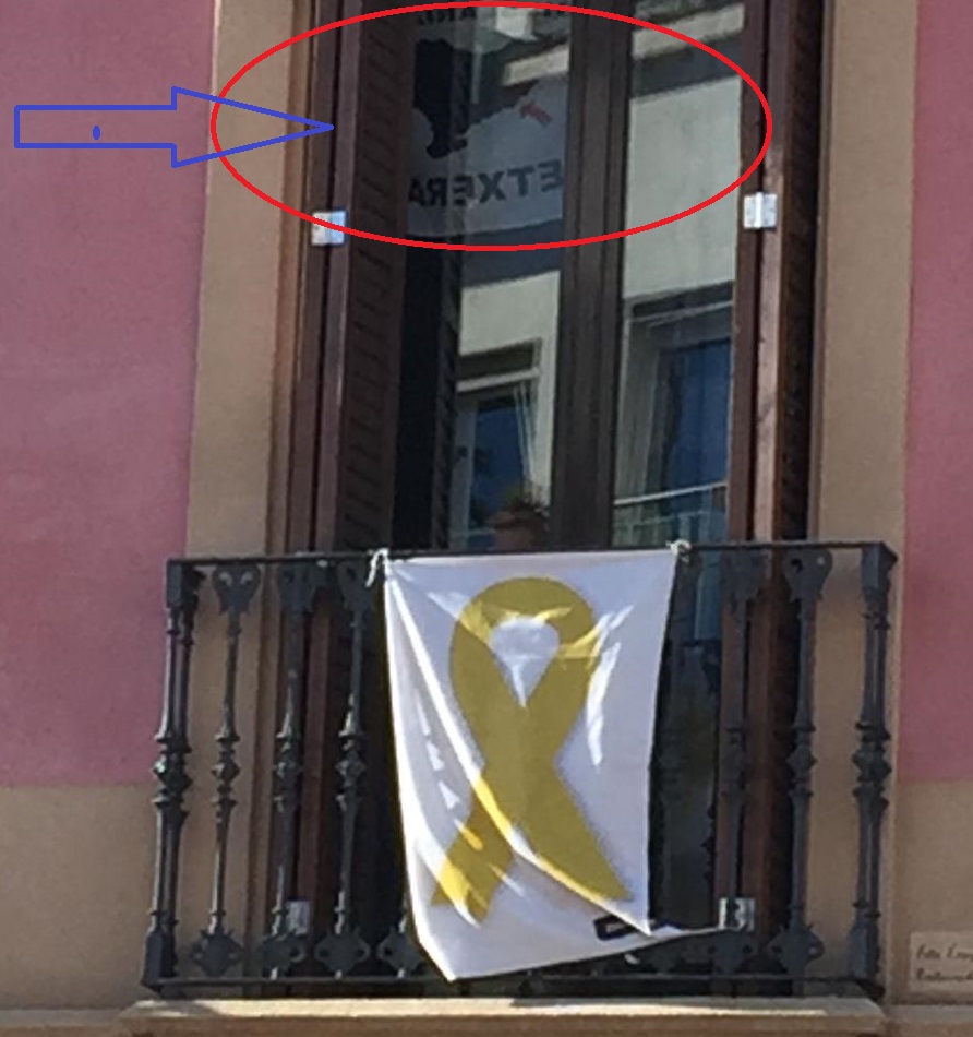 SAN JUSTO DESVERN 8BARCELONA), DICIEMBRE DE 2018. El independentismo cae y se solidariza con la banda Terrorista ETA y sus presos. Así muestra un vecino de San Justo Desvern. Ñ Pueblo (1)