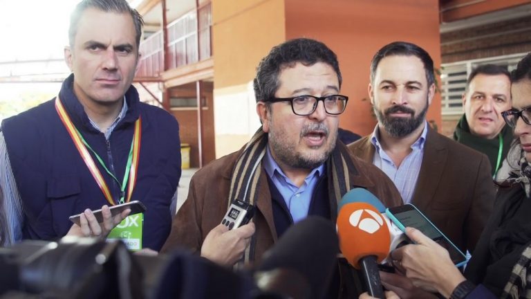 VOX aparta a sus 2 apoderados por «conducta inapropiadas en el día» del 2-D Andalucía