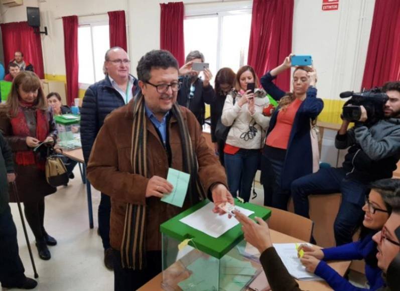 SEVILLA (ESPAÑA), 02.12.2018. El candidato de VOX a la presidencia de la Junta de Andalucía, Francisco Serrano, en el momento de ejercer su derecho al voto en Sevilla. Efe.