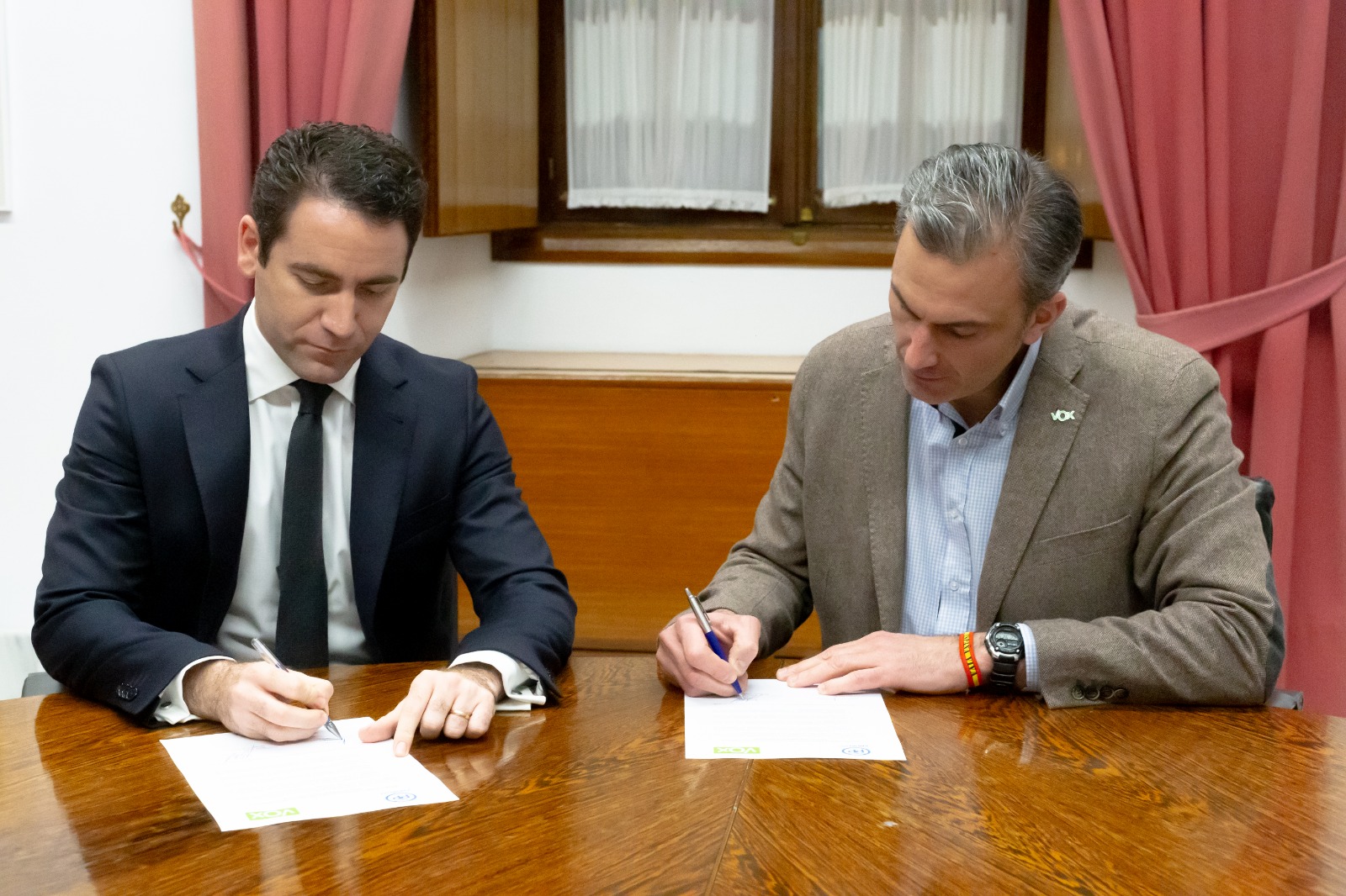 SEVILLA (ESPAÑA), 26.12.2018. VOX confirma el acuerdo y firma para que haya mayoría parlamentaria (PP-Cs-VOX) en Andalucía. Así es el acuerdo firmado anoche en Sevilla. Ñ Pueblo