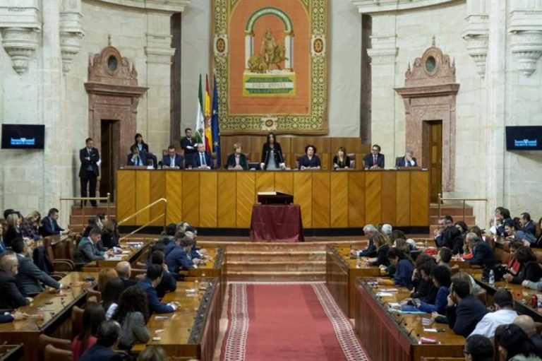 Mesa del Parlamento de Andalucía, con mayoría absoluta PP, Cs y VOX