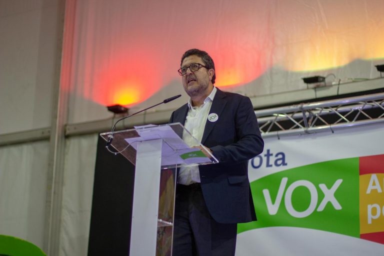 Día de Reflexión, VOX en su Bufete de Abogado y sus adversarios pasean por Sevilla