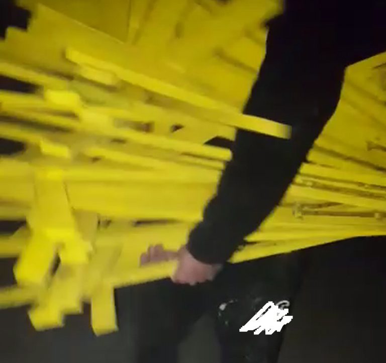 Una española y 3 españoles limpian Vic (Barcelona) de cruces amarillas independentistas