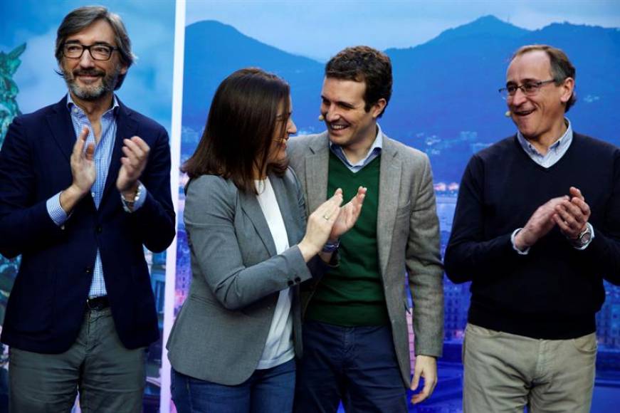VITORIA (ESPAÑA), 23.12.2018. El presidente nacional del PP, Pablo Casado (2d), y el del País Vasco, Alfonso Alonso (d). Efe