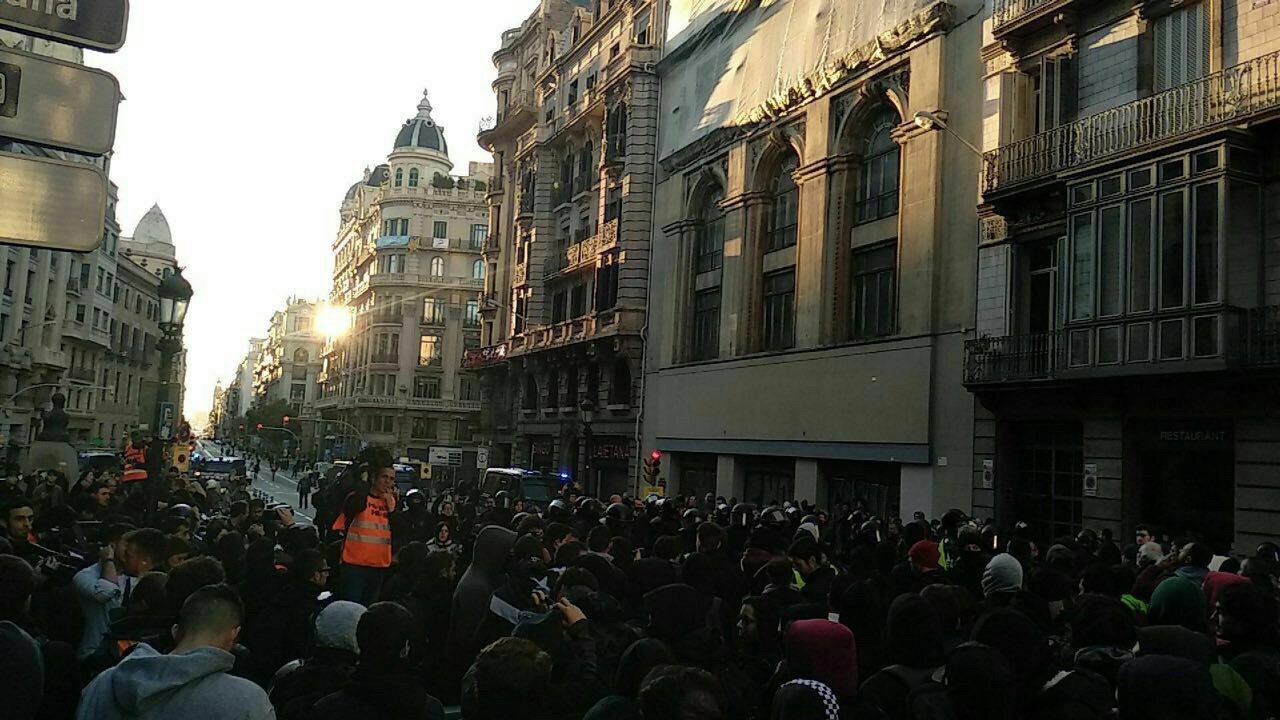 VÍA LAYETANA DE BARCELONA (ESPAÑA), 21.12.2018, sobre las 9.17 horas d ela mañana por la Mañana. La vía está cortada por el independentismo. Ñ Pueblo