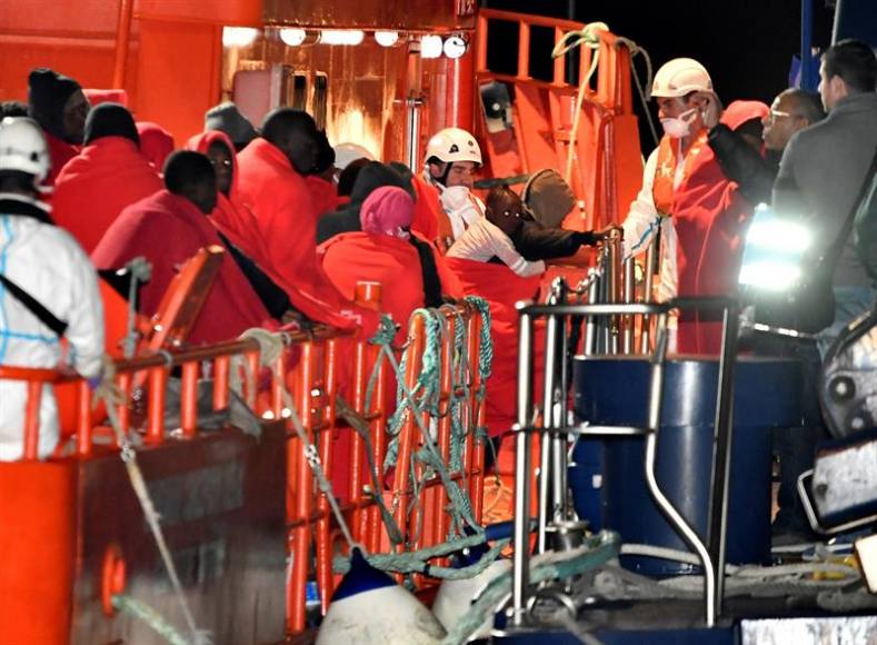 ALMERÍA (ANDALUCÍA) ESPAÑA, 06.01.2019. Salvamento Marítimo desembarca esta noche en el puerto de Almería a 186 inmigrantes de origen subsaharianos. Efe
