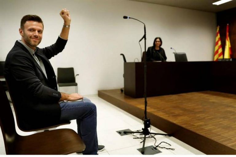 El juez condena al edil independentista de Badalona José Téllez por «abuso de poder»