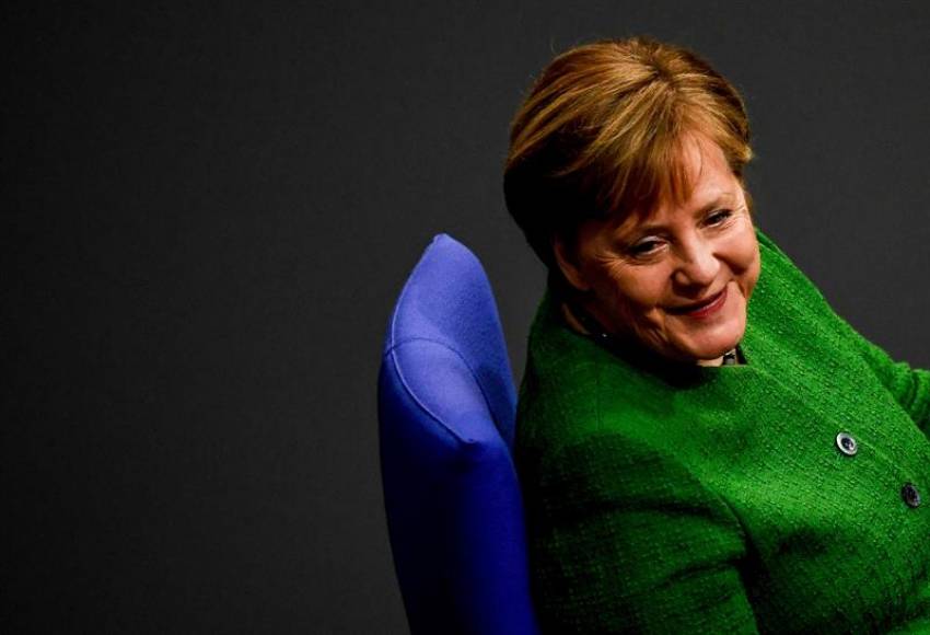 Alemania, año 2019. La canciller alemana, Angela Merkel, sonríe mientras participa en una sesión parlamentaria en el 'Bundestag'. Efe