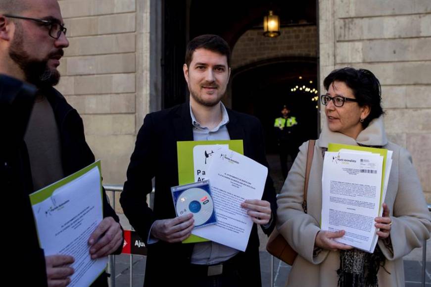 BARCELONA (ESPAÑA), 01.01.2019. El coordinador del partido animalista PACMA, Nacho Pascual (c). Efe