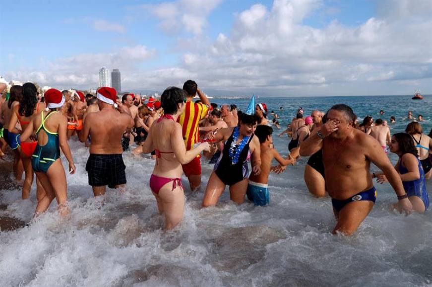 BARCELONA (ESPAÑA), 01.01.2019.- La barcelonesa playa de Sant Sebastià ha acogido hoy y por 22 año consecutivo el primer baño del año. Efe