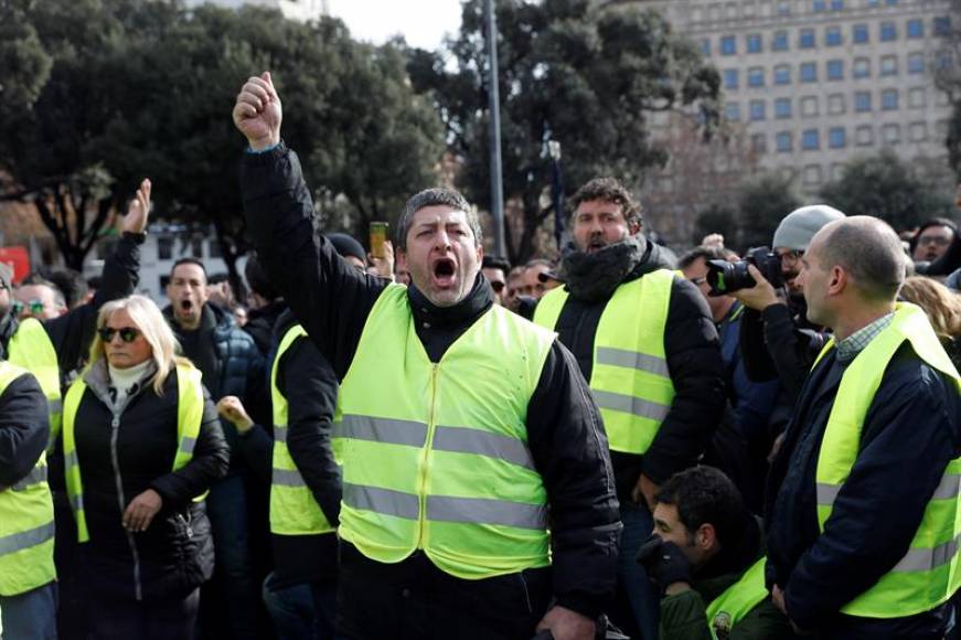 (BARCELONA) ESPAÑA, 23.01.2019. Taxistas de Barcelona durante la asamblea que celebran este miércoles en la plaza de Cataluña. Efe
