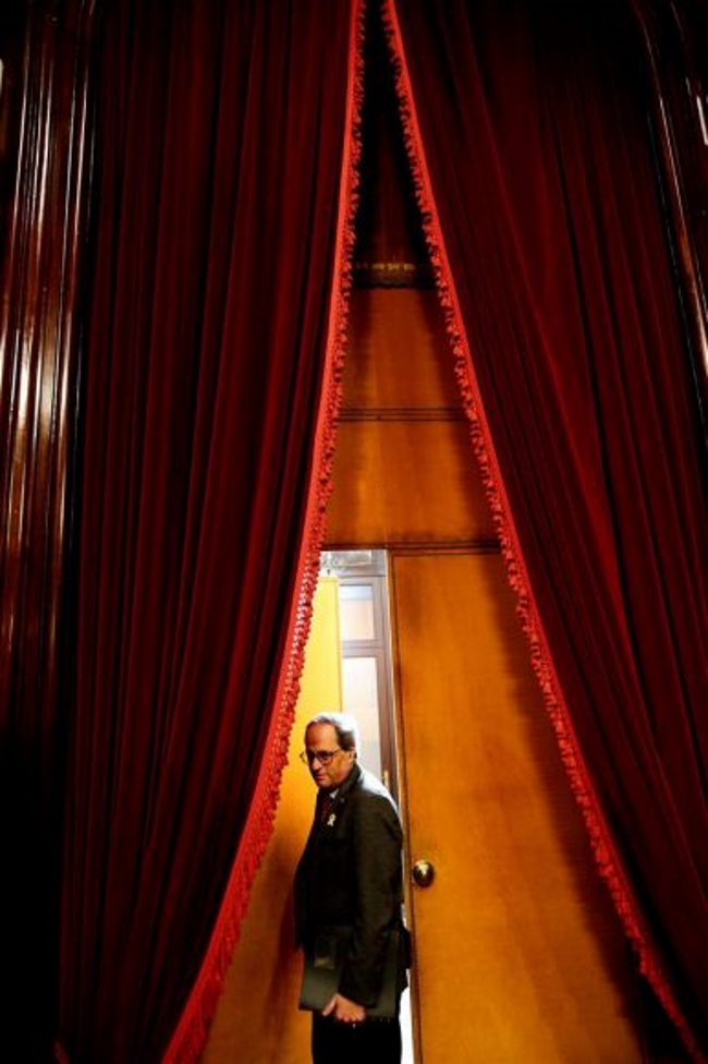 (BARCELONA) ESPAÑA, 24.01.2019. El independentista president de la Generalitat, Quim Torra, entra en el salón de plenos del Parlament. Efe
