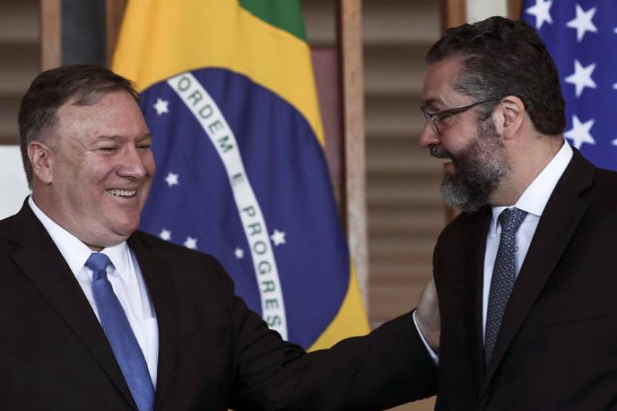 BRASILAI (BRASIL), 02.01.2019. El secretario de Estado de EE.UU., Mike Pompeo, iz., y el canciller brasileño, Ernesto Araújo. Efe