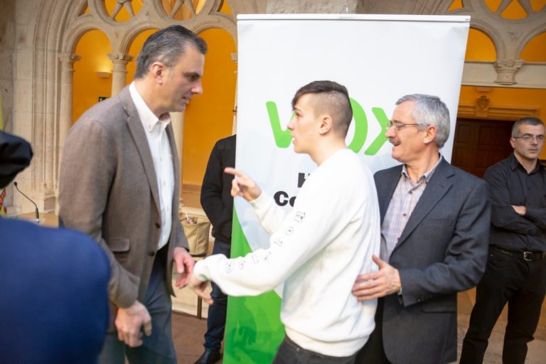 La ultraizquierda, turba de Iglesias y PSOE, increpa al secretario general de VOX en Burgos