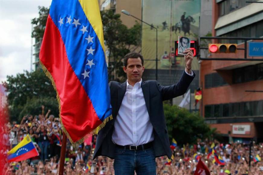 CARACAS (VENEZUELA), 23.01.2019. El presidente del Parlamento venezolano, Juan Guaidó (c). Efe.