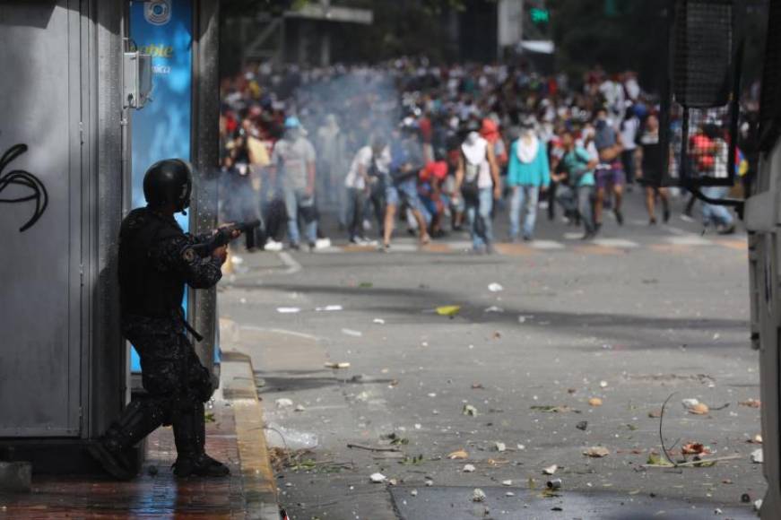 CARACAS (VENEZUELA), 24.01.2019. Policía Nacional Bolivariana (chavismo) se enfrenta a manifestantes. Efe.