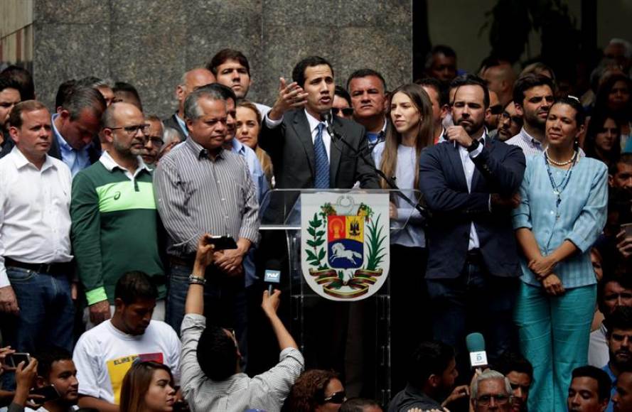 CARCAS (VENEZUELA), 25.01.2019. E líder del Parlamento de Venezuela y autoproclamado presidente encargado de Venezuela, Juan Guaidó (c). Efe