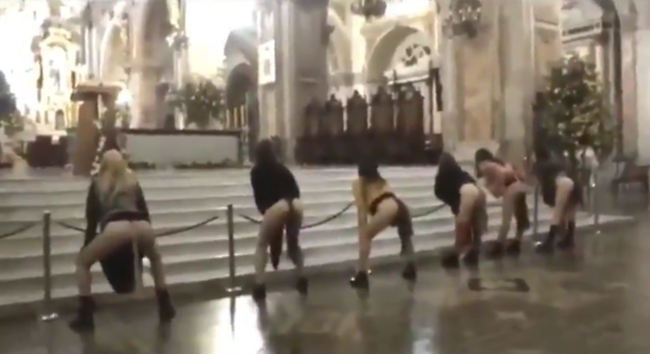 ESPAÑA, 31.12.2018. Captura imágenes de un grupo de 6 chicas de ultraizquierda haciendo un calvo a los creyente cristianos católicos en una iglesias. Lasvocesdelpueblo