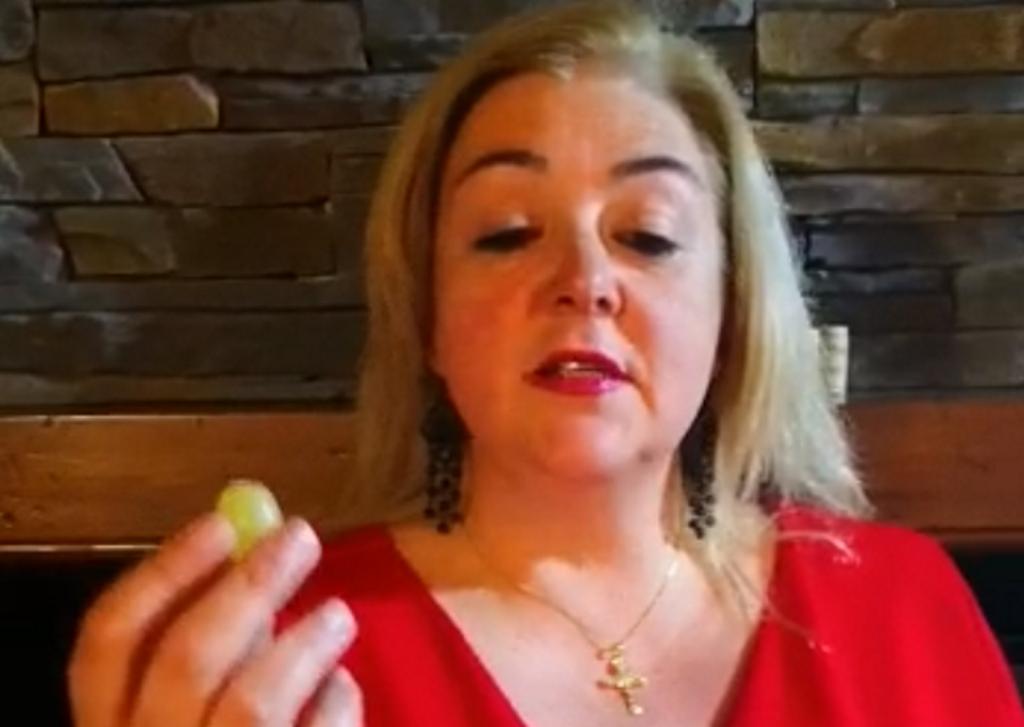 FOTOGRAFÍA. ALICANTE (ESPAÑA), 01.01.2019. Vista de la presidenta de VOX Alicante, Ana María Cerdán, dedicando las uvas de la suerte a su partido. Ñ Pueblo)