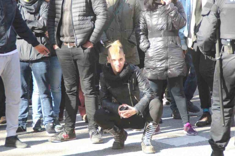 FOTOGRAFÍA DISTRITO SAN ANDRÉS (BARCELONA), 27.01.2019. Vista de la chica de la ultraderecha del independentismo, una Skinhead ultraviolenta que amenaza con gestos y mirada a las familias españolas, simpatizantes y militantes de VOX, hoy durante su carpa informativa en Barcelona. Lasvocesdelpueblo (Ñ Pueblo)