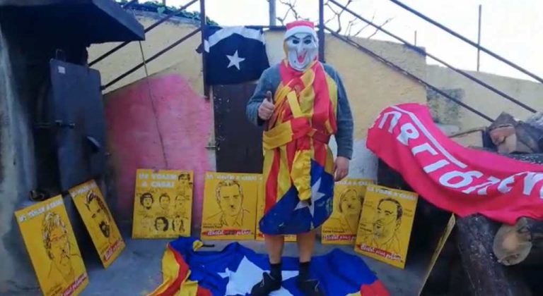 «Payasos Justicieros» españoles exhiben sus trofeos y le da un nombre a cada preso independentista