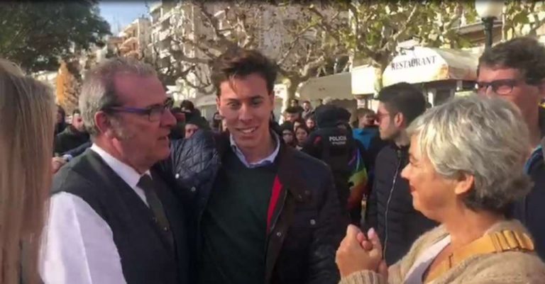 El perseguido dueño del restaurante «Sol D’Or» de Balanes visita a VOX entre aplausos