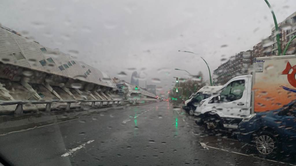 FOTOGRAFÍA. CIUDAD DE BARCELONA(ESPAÑA), 20.01.2019. Vista del cielo esta mañana por mañana en la Gran Vía.Ñ Pueblo (2)_