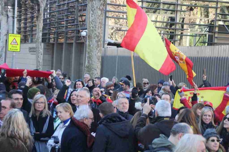 Cariño y «no estáis solos» a Mozas y Mozos «perseguidos por sinvergüenzas»