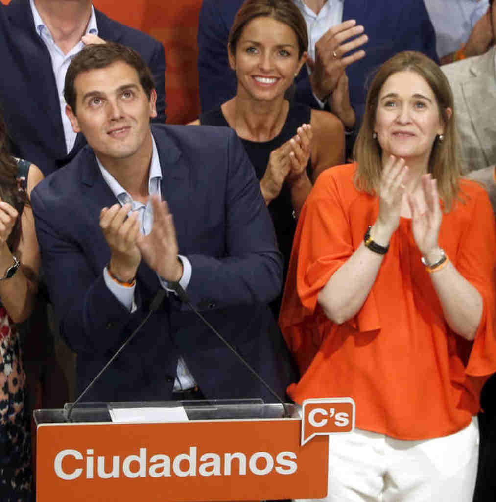 FOTOGRAFÍA. ESPAÑA, AÑO 2016. El presidente de Ciudadanos Cs, Albert Rivera Diaz (i), presenta su nuevo fichaje, la escritora María Rivera de la Cruz (d). Efe (2)